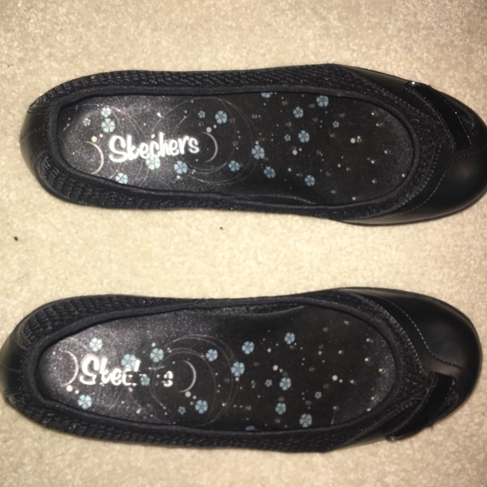 NWOT Skechers Cushion black flats